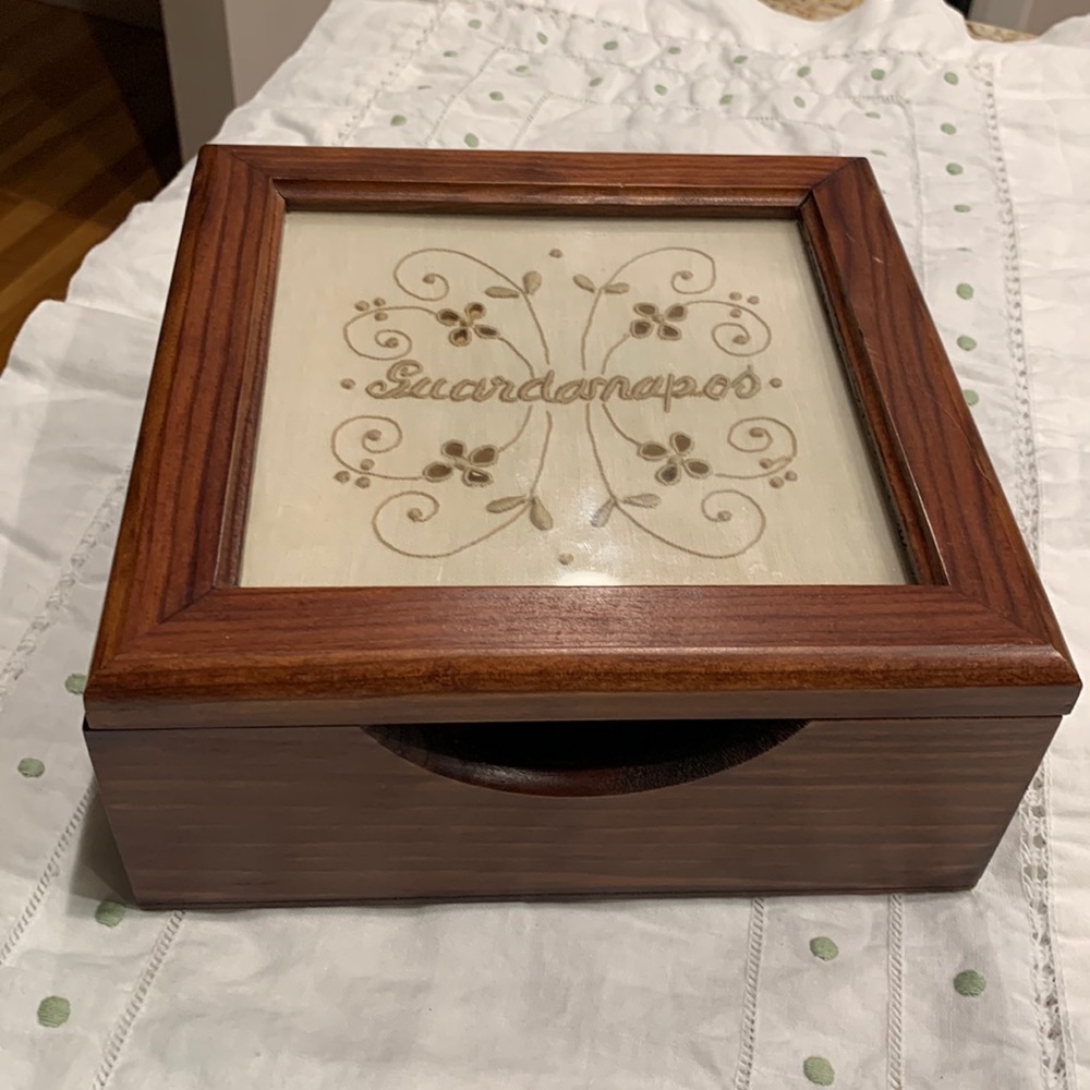 Embroidered wood napkin holder with lid
